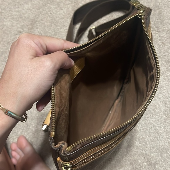 Louis Vuitton Crossbody - Picture 3 of 12